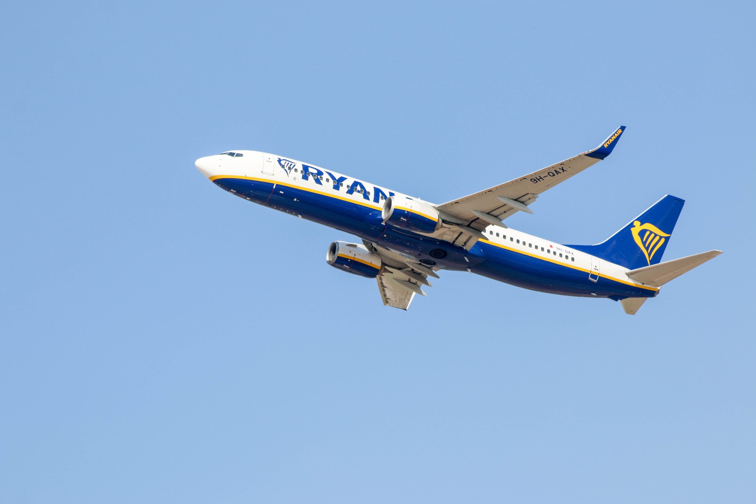 Avión volando de Ryanair